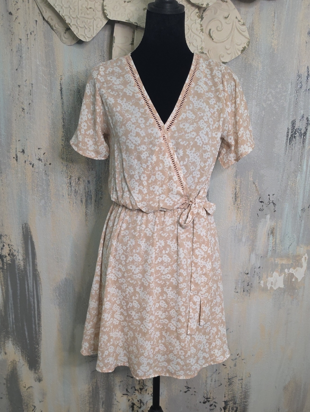 Women’s Sienna Sky Beige Floral Wrap Dress with Tie Waist And V-neck Size XS